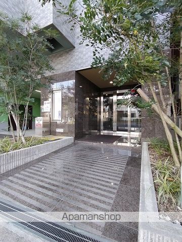 ロイヤルクイーンズパーク吹田片山町の玄関写真