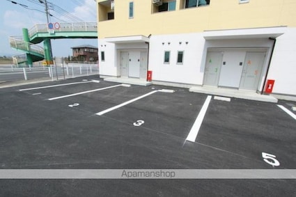 ヴィラ・アンソレイエ高松東[1LDK/48.03m2]の駐車場