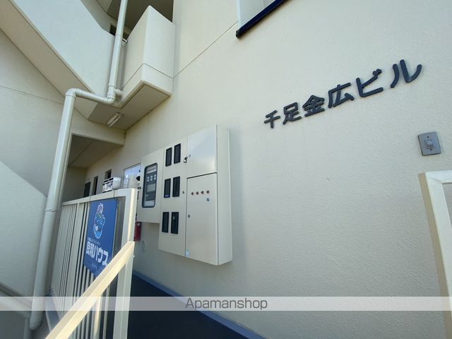 千足金広ビルの玄関写真