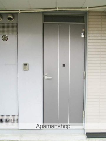 レオパレスヴィヴレIの玄関写真