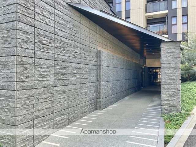 レーベン横浜山手 ONE WARD COURTの玄関写真