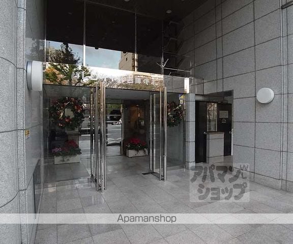 パレロイヤル西陣の玄関写真