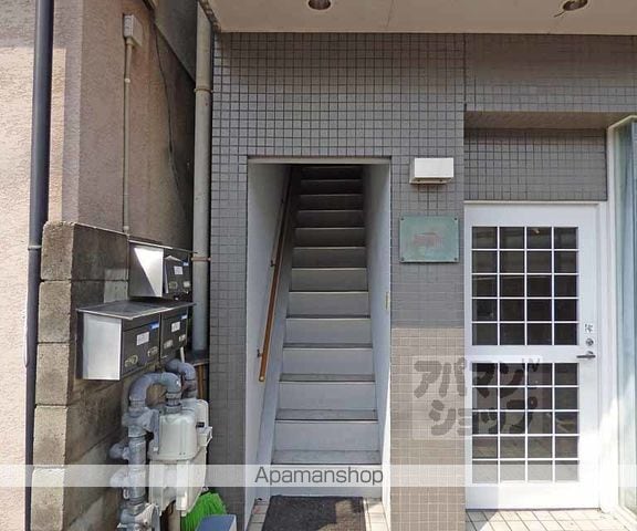 上村ビルの玄関写真