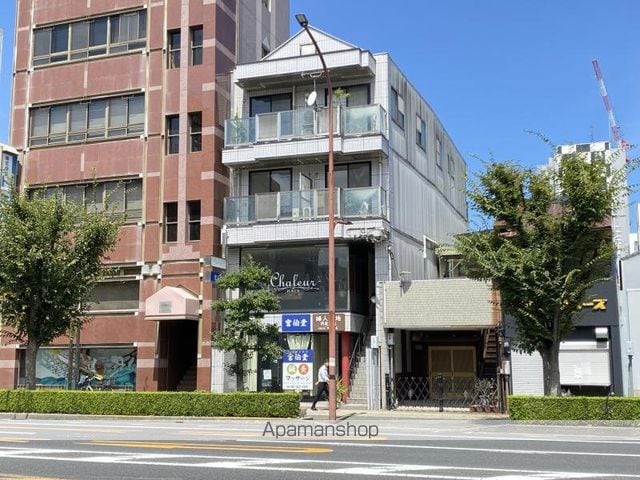 円尾マンションの外観写真