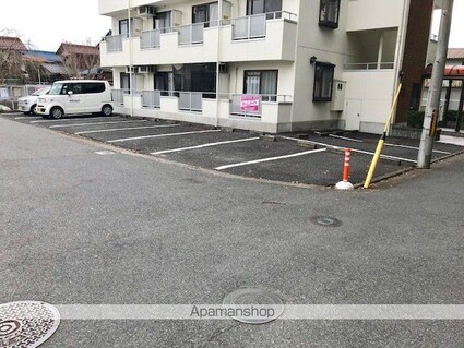 滋賀県東近江市八日市町[1K/21.44m2]の駐車場2