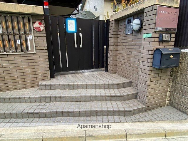 レオパレスイーストヒルズの玄関写真