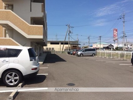 コンフォート柳原[2LDK/56.85m2]の駐車場2