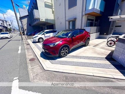 ロイヤルヒルズ三番丁[1LDK/46.66m2]の駐車場