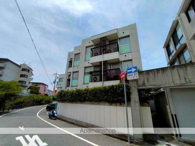 ホワイエ甲子園の外観写真