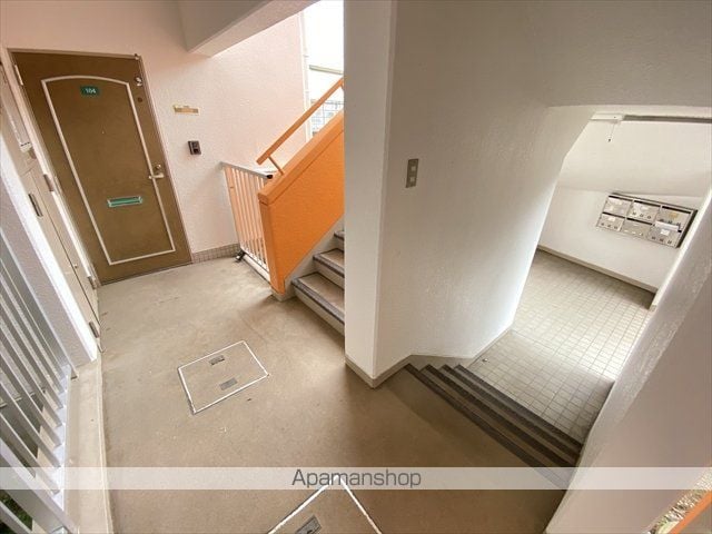 ホワイトハイツ西の玄関写真