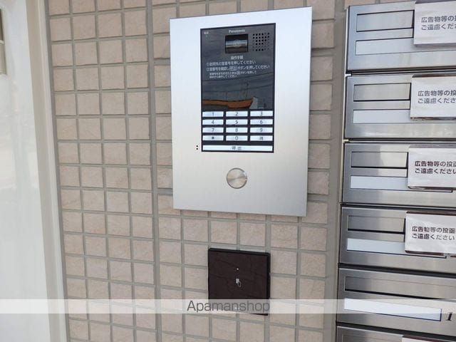 袋井市 3階建 築12年の玄関写真
