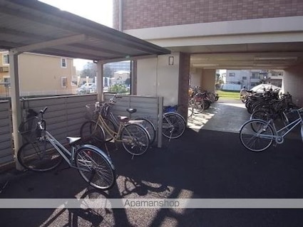 ピュアⅤ[1K/24.08m2]の駐車場