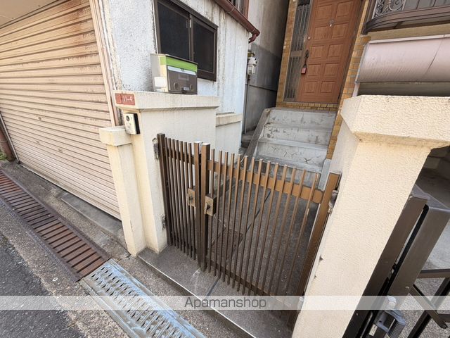 枚方市 3階建 築46年の玄関写真