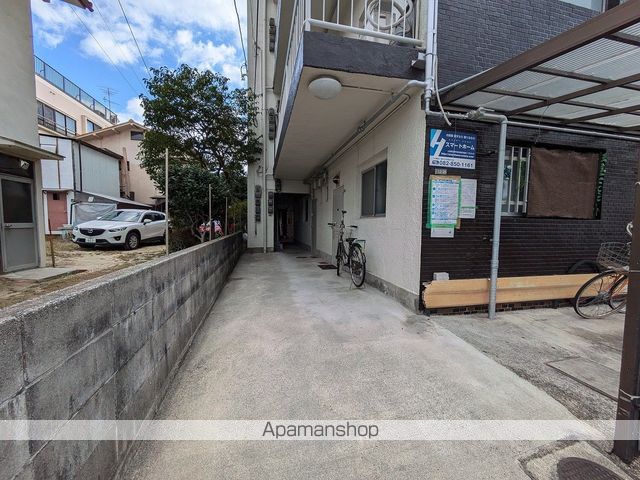 明徳ビルの玄関写真
