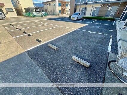 レオパレスサンライズ長濱[1K/21.81m2]の駐車場2