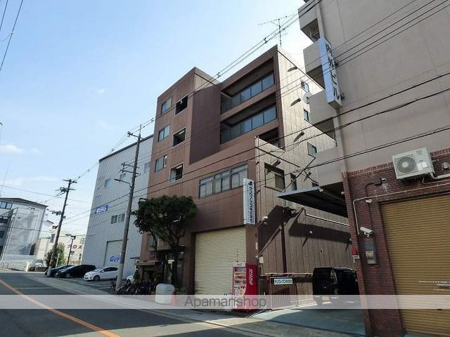 内外本社ビルの外観写真