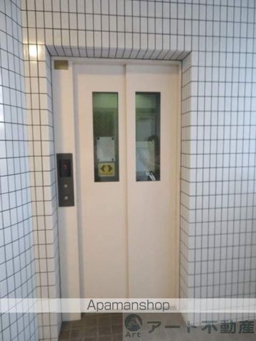 第八中村ビルの玄関写真