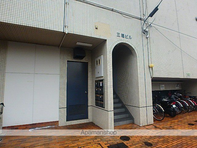三福ビルの玄関写真
