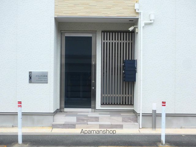 グランデ大宮通の玄関写真