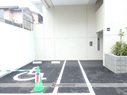 ザ・パークハビオ新宿[1R/25.01m2]の駐車場