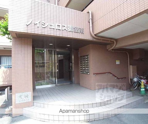 ノイシュロス御室南の玄関写真