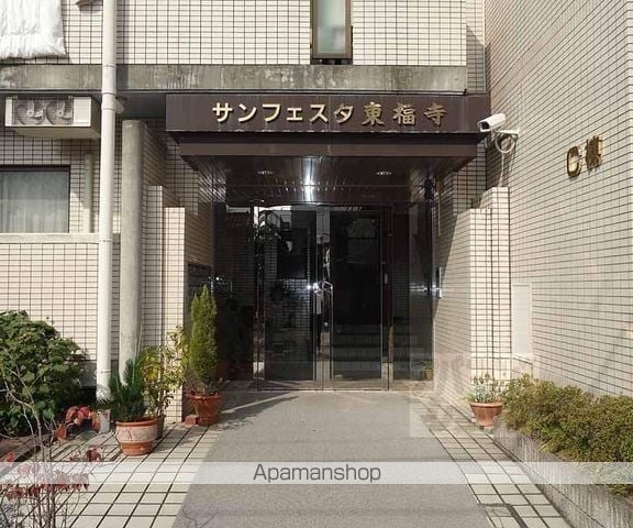 サンフェスタ東福寺の玄関写真