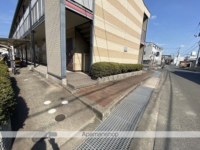 レオパレス三政荘の玄関写真