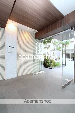 ライブカーサHOMMACHIの玄関写真