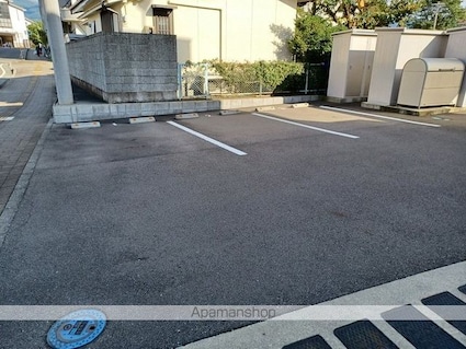 アーバンクレスト白板[1LDK/41.78m2]の駐車場1