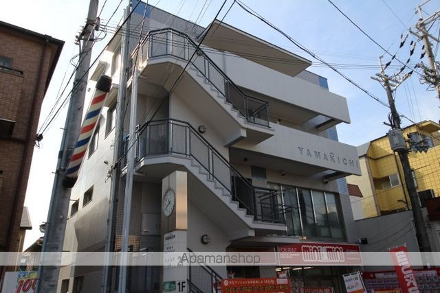 山吉ビルの玄関写真