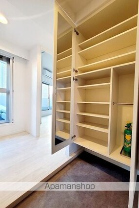 レジディア三軒茶屋Ⅱ[2LDK/64.01m2]の玄関
