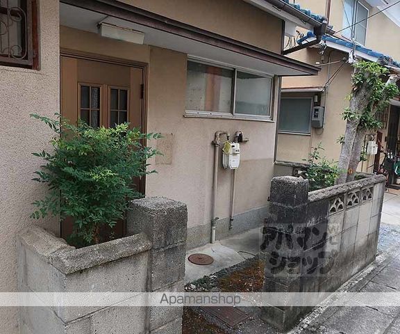 中久世貸家の玄関写真