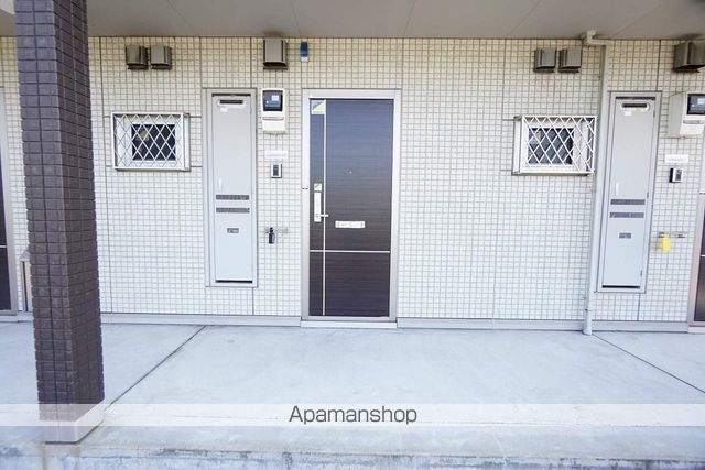 リヴェール F棟の玄関写真