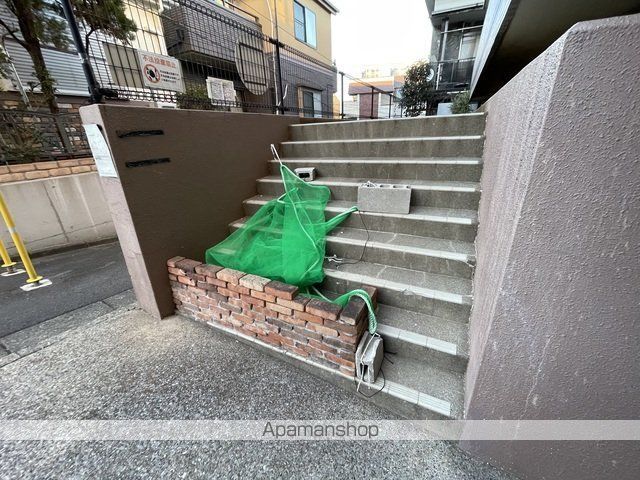 パレロワイヤル弦巻の玄関写真