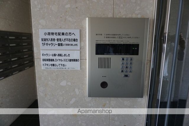 ロイヤルスミスの玄関写真