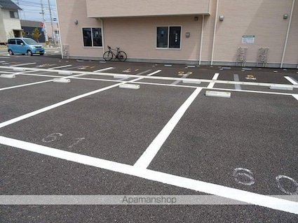 メリディアンなないろの里　伍番館[1R/30.84m2]の駐車場