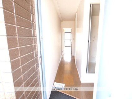 レオパレスルミエール高出[2DK/49.68m2]の玄関