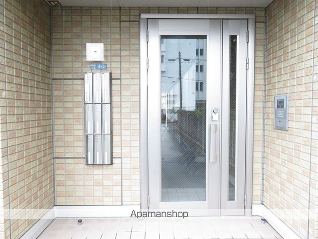 ロイヤル ナインの玄関写真