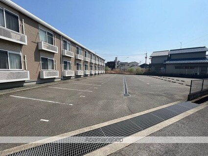 レオパレスフリージア山手[1K/28.02m2]の駐車場