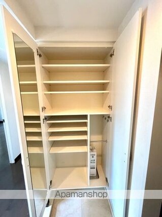 レジディア三軒茶屋Ⅱ[2LDK/64.01m2]の玄関