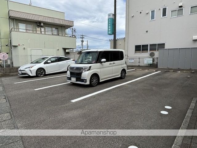 ララ・イーストのその他写真