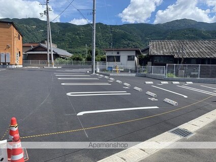Ｈｅａｒｔ未来　寒川２　Ａ[1LDK/44.2m2]の駐車場2