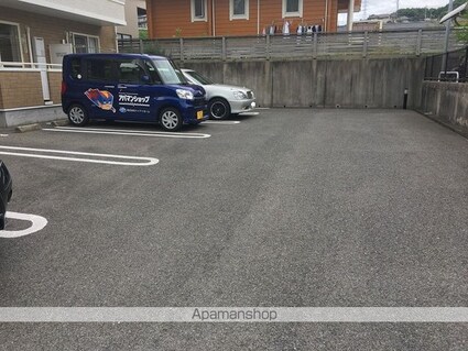 エヴァＤ[1R/35.18m2]の駐車場