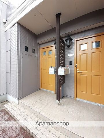 ウィスティリアAの玄関写真