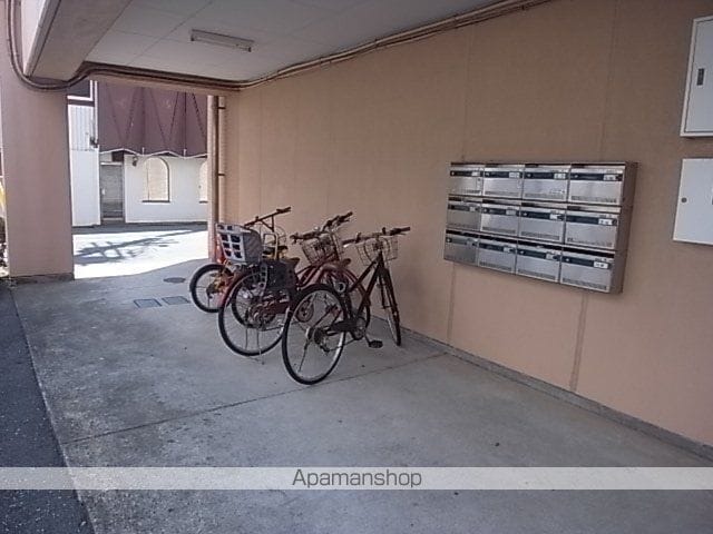 TOMOビルの玄関写真