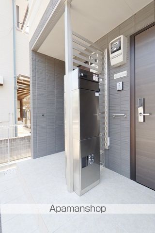 クレスト八万の玄関写真