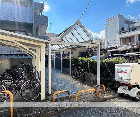 クレセント太秦の玄関写真