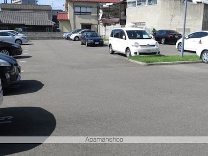 マリベール中須賀[2LDK/70m2]の駐車場