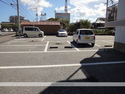 ロゼ２[1R/29.16m2]の駐車場