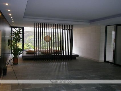 サーパス桜町二丁目[2LDK/71.43m2]のロビー